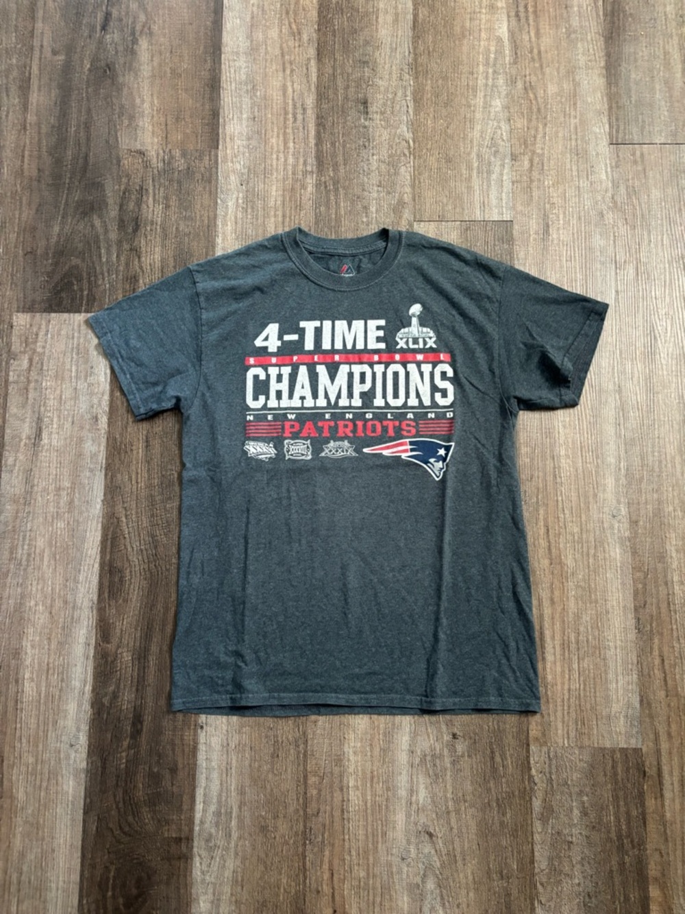 Majestic New England Patriots 4x Super Bowl Champions Graphic Tee Shirt